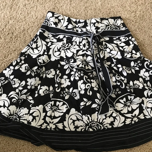 Black and white flower skirt - Picture 1 of 4